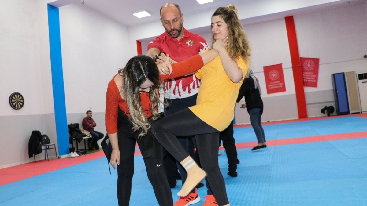 Gaziantep’te sağlıkçı kadınlara dövüş eğitimi