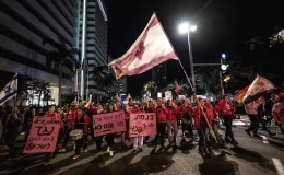İsrail’in başkenti Tel Aviv’de on binlerce kişi yürüyüş düzenledi: Hemen şimdi erken seçim