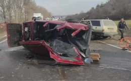 İki otomobilin birbirine girdiği kazada 3 ölü, 3 yaralı