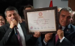 CHP’nin 47 yıl sonra aldığı Adıyaman’da Abdurrahman Tutdere mazbatasını aldı