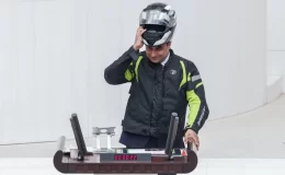CHP’li vekil kask takıp motokurye kıyafeti giydi, AK Partililer "Şov yapıyorsun" deyince tansiyon yükseldi
